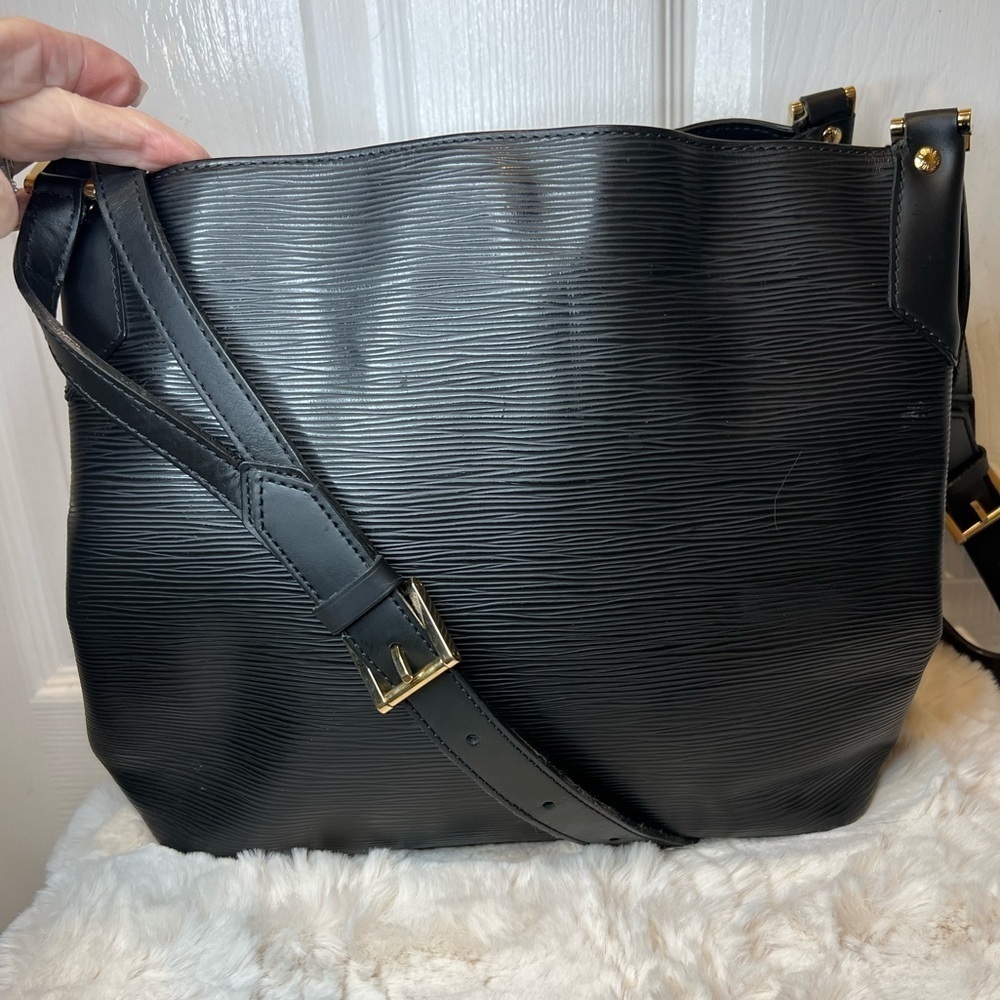 LOUIS VUITTON EPI LEATHER MANDALA MM SHOULDER BAG IN BLACK